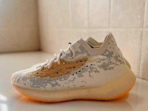 YEEZY380 蜜桃粉和白色 5 BOOST 运动鞋，时尚与舒适的完美结合