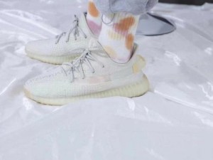 yeezy350 小雏菊变色原理：独特设计，在不同光线下呈现出炫彩效果