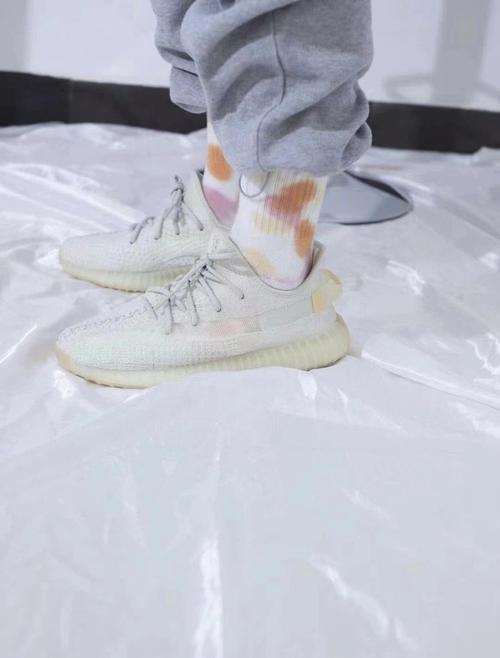 yeezy350 小雏菊变色原理：独特设计，在不同光线下呈现出炫彩效果