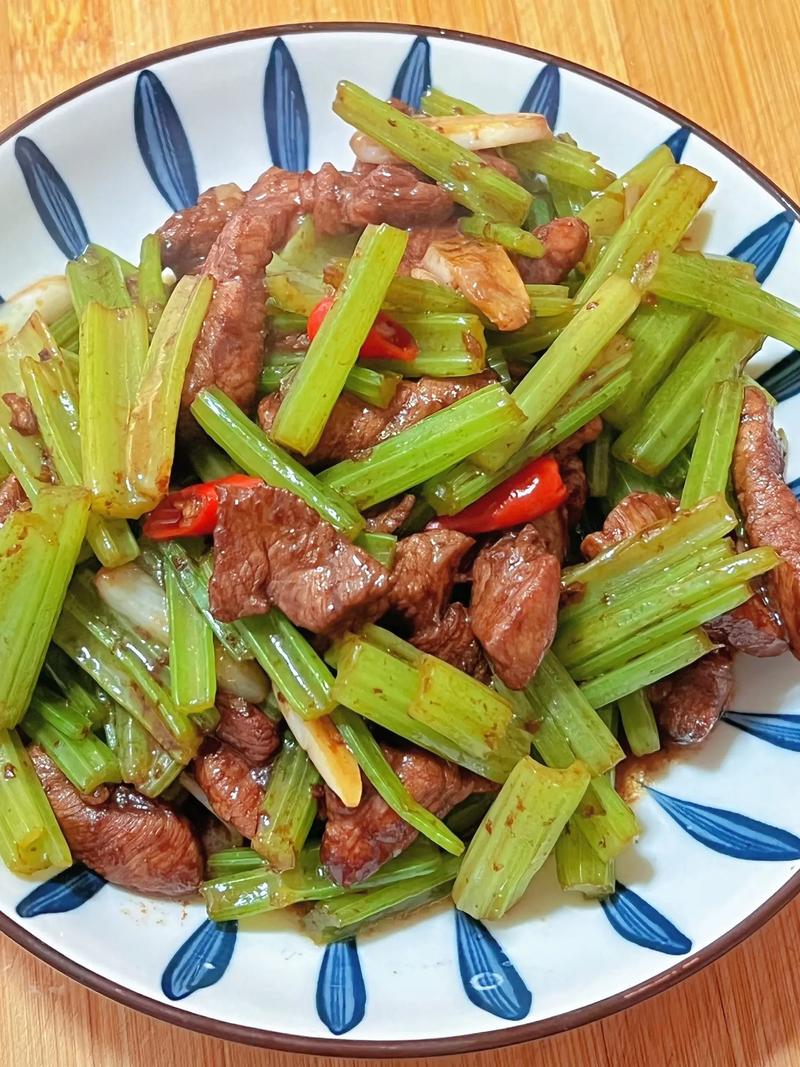 父欲芹菜炒肉肉，传统工艺制作，口感鲜嫩多汁